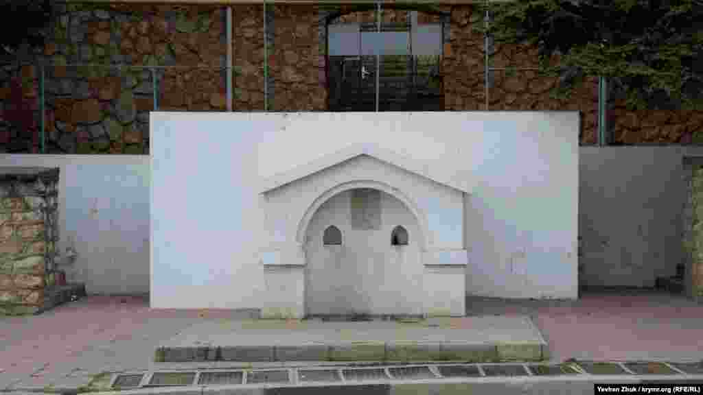 З протилежного боку від річки – джерело. До брудної річки він стосунку не має, але води в ньому чомусь зараз немає