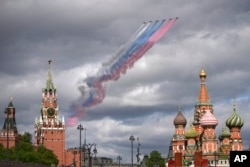 Ruski avioni prelijeću Crveni trg ostavljajući tragove dima tokom proba za paradu povodom Dana pobjede 9. maja, 9. maja 2025.