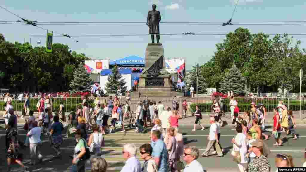 Парад військових оркестрів проводять у Севастополі з 2009 року. До анексії Криму і Севастополя парад був складовою частиною фестивалю «Війна і мир». На фестиваль приїжджали військові оркестри з Франції, Німеччини, Туреччини, Алжиру і Польщі. У дні фестивалю військові оркестри грали на майданчику біля пам'ятника «Матросу і солдату»