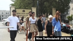 მიხეილ ლეშკაშელის ცოლ-შვილი და ოჯახის სხვა წევრები. 5 სექტემბერი. თბილისის საქალაქო სასამართლო