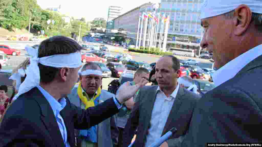 Перший день «Мовного майдану», Київ, 3 липня 2012 року. У перший день безстрокової акції протесту частина його учасників оголосила голодування, одягнувши на голови білі пов’язки з написом «Я голодую». На фото народні депутати, зокрема, В’ячеслав Кириленко (ліворуч) і Андрій Парубій (другий справа)