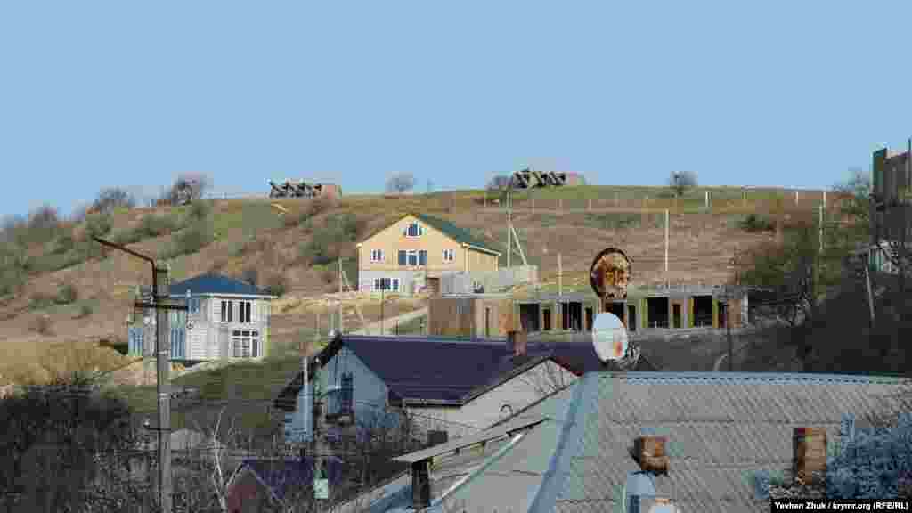 За час після розвалу СРСР практично по всьому периметру навколо 30-ї батареї утворилися дачні кооперативи. Під забудову навіть були виділені ділянки на території самої батареї. Торік вибухнув скандал – фундаменти почали закладати прямо на місці поховання воїнів