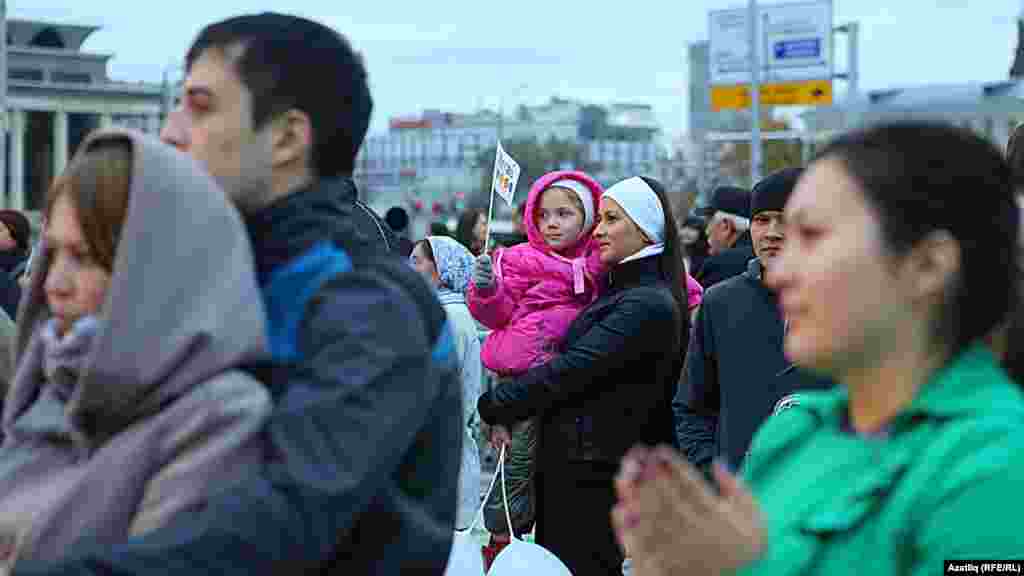 Камал театры каршында яңа сезон ачу тантанасы 