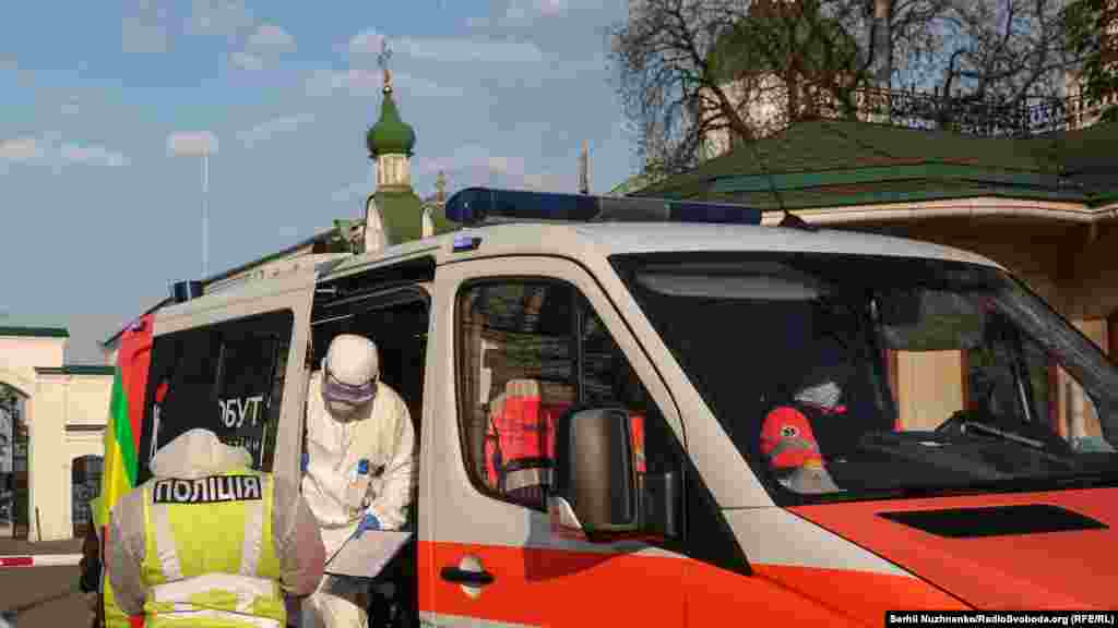 За період перебування поблизу лаври журналістам Радіо Свобода вдалося нарахувати 20 автомобілів швидкої медичної допопмоги  