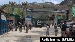 د پاکستان او افغانستان ترمینځ تر ټولو زیات تګ راتګ او تجارت د تورخم پر لاره کېږي - پخوانی انځور.