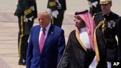 Претседателот Доналд Трамп со саудискиот престолонаследник Мохамед бин Салман на Кралскиот терминал на меѓународниот аеродром „Крал Калид“ во Ријад, Саудиска Арабија, 13 мај 2025