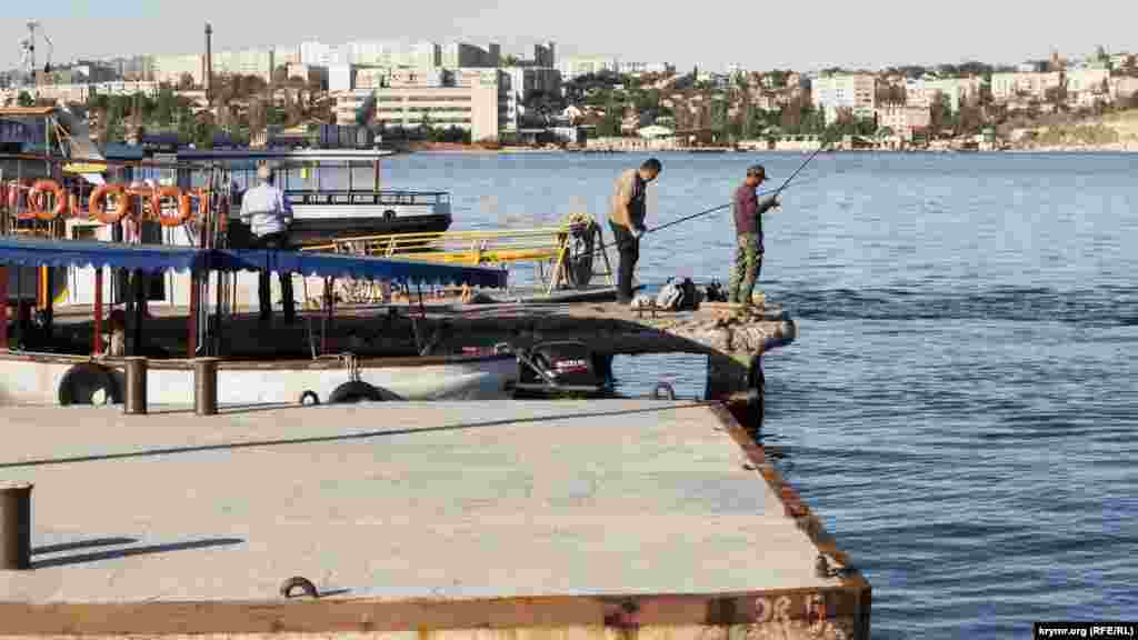 На пристані вдень і вночі рибалять місцеві: як чоловіки, так і жінки. Часом цілі сім'ї з дітьми