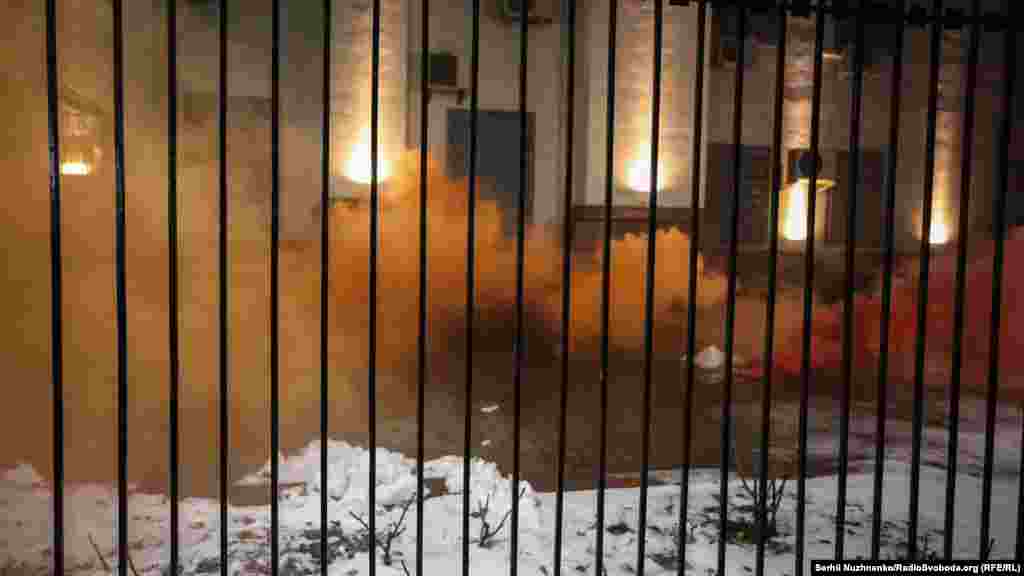 Під стінами – кольоровий дим