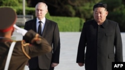 Lideri i Koresë së Veriut, Kim Jong Un, dhe presidenti i Rusisë, Vladimir Putin, në Phenian, 19 qershor 2024.