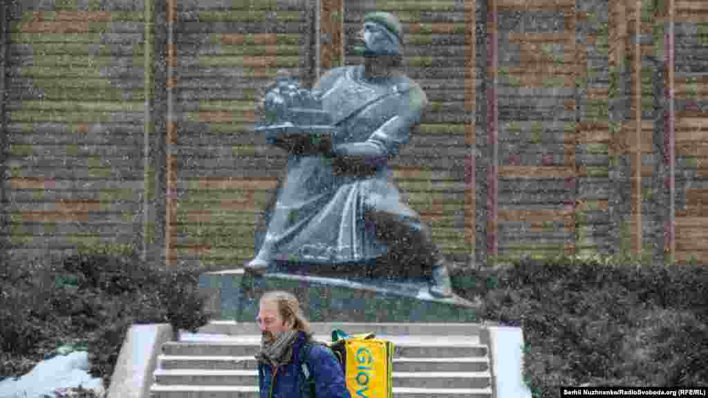 «Хочу звернути вашу увагу, що за прогнозами синоптиків сьогодні в Києві очікується різке погіршення погодних умов. Сильний вітер, зниження температури, можливий снігопад. Я звертаюся до керівників підприємств і організацій: за можливості зробіть для співробітників сьогодні короткий робочий день. Щоб на дорогах не було великих заторів. І щоб розвести в часі навантаження на громадський транспорт столиці, у роботі якого можуть бути перебої через негоду», – заявив Кличко