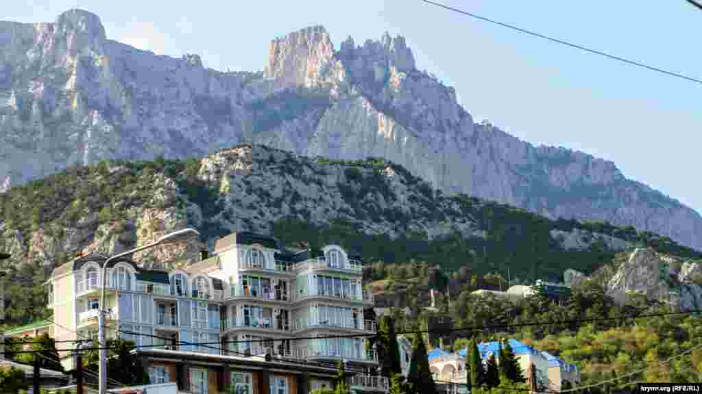 Алупка в летнее время превращается в место повышенного внимания среди туристов. Городской пейзаж южнобережного курорта невозможно представить без вида на Ай-Петри. Вот над центром города возвышаются ее знаменитые фигурные зубцы. Больше фото смотрите в галерее