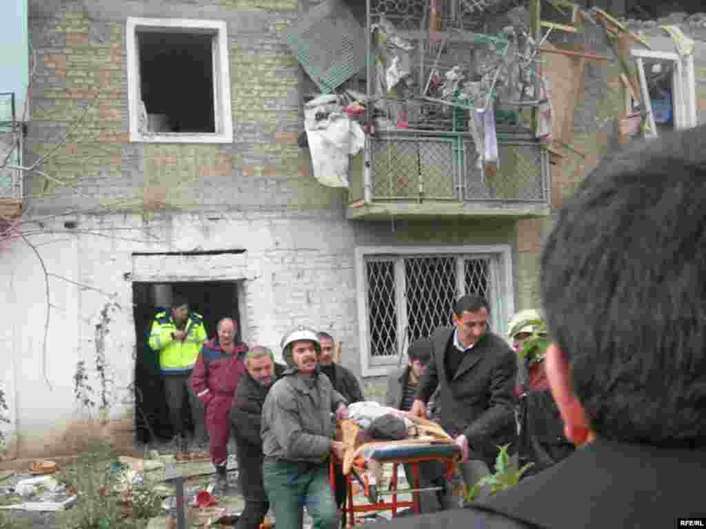 Захмишудагонро ба бемористон интиқол медиҳанд - 6 people injured in this explosion. This is a second gas explosion in a block of flats in Dushanbe this year.