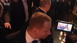 Владимир Путин дар назди пойгоҳи метро гул гузошт Владимир Путин дар назди пойгоҳи метро гул гузошт