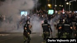 Xhandarmëria dhe protestuesit gjatë një proteste antiqeveritare në Beograd, më 14 gusht 2025.