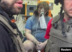 Un băiat rănit este îngrijit într-o ambulanță, la fața locului, după explozia unei drone rusești în Harkov, Ucraina, 18 august 2025.