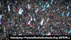 Мітинг проти сепаратизму й мітинг проросійських сил біля парламенту Кримської автономії. Сімферополь, 26 лютого 2014 року
