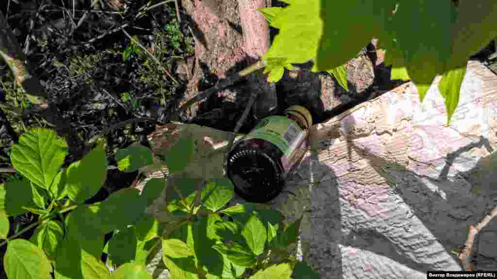 Зараз же сходи недоглянуті – на них з'явилися тріщини, розломи і надписи на стінах